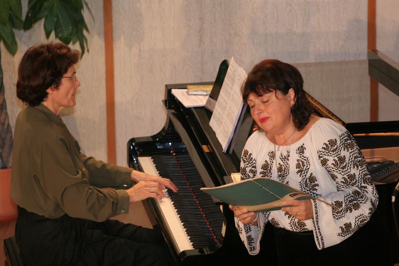 soprana Camelia Pavlenco şi pianista Carmen Frăţilă